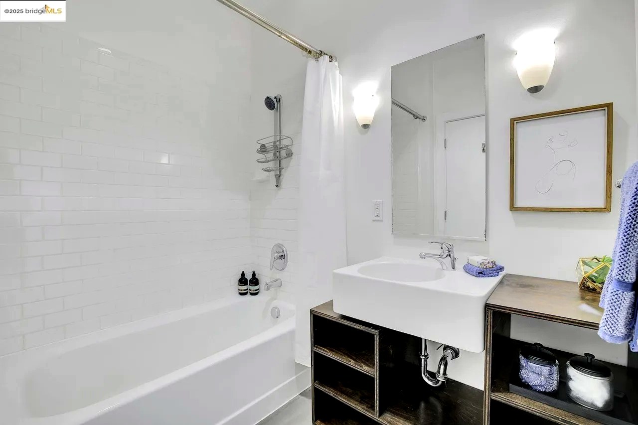 4 Ealing Ln, Oakland, CA 94608 - Featured