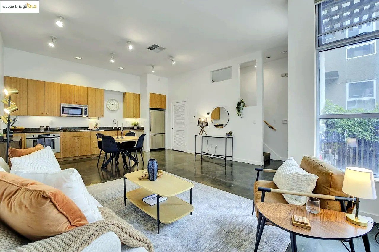 Ealing Ln, Oakland, CA 94608 - Featured