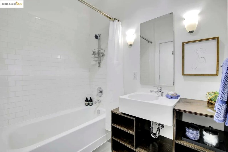 4 Ealing Ln, Oakland, CA 94608